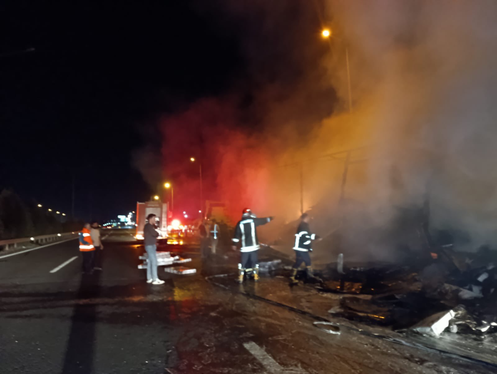 ŞANLIURFA’DA ELEKTRONİK EŞYA YÜKLÜ TIR ALEV ALEV YANDI