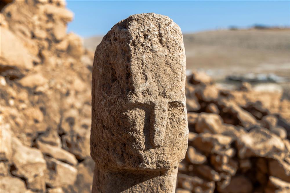 KARAHANTEPE’DE TARİHİ KEŞİF: 12 BİN YIL ÖNCESİNE AİT İNSAN YÜZLÜ DİKİLİTAŞ BULUNDU