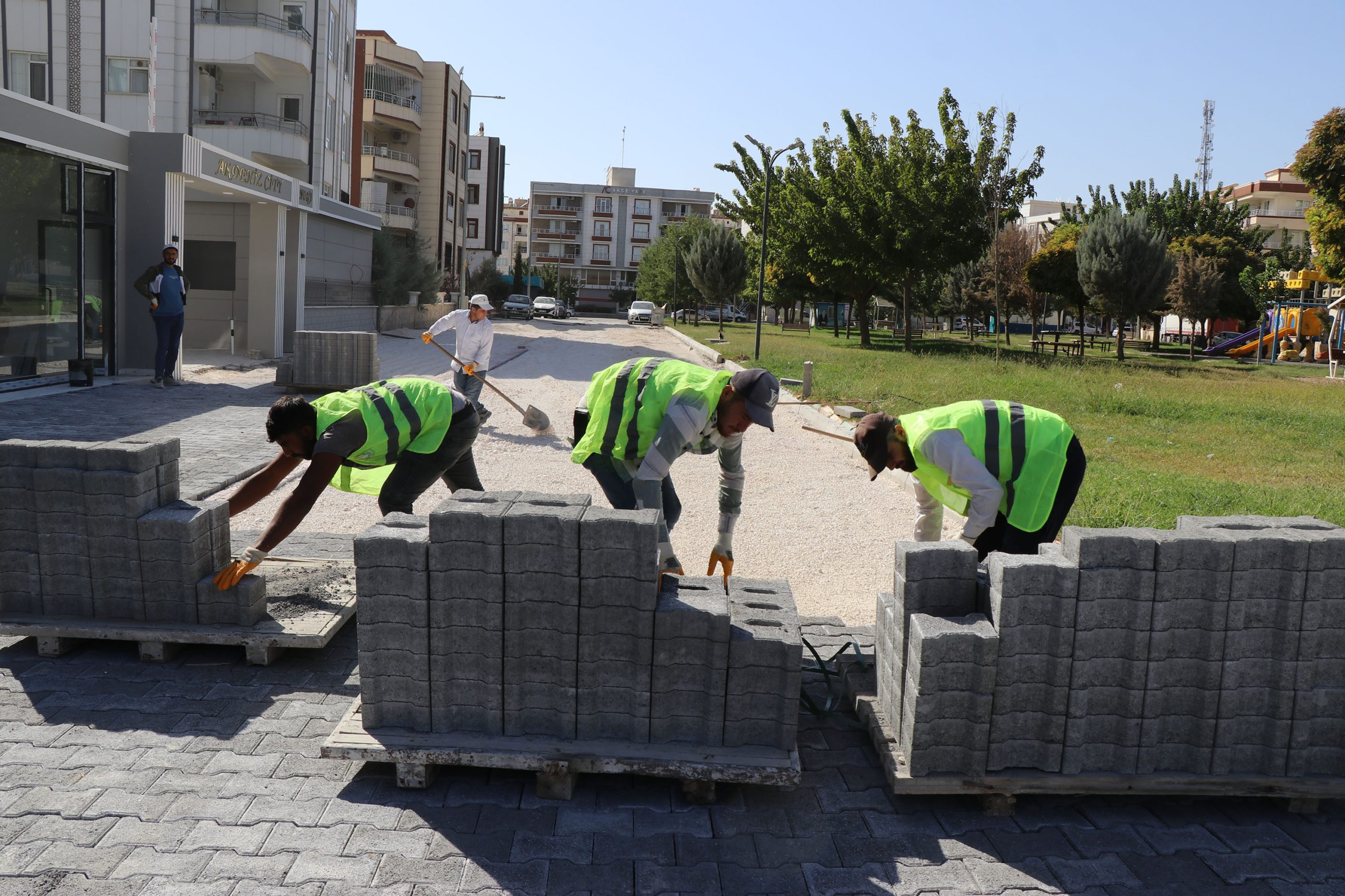 HALİLİYE’DE ULAŞIM SEFERBERLİĞİ: 14 EKİP SAHADA, ASFALT VE PARKE MESAİSİ GECE GÜNDÜZ DEVAM EDİYOR