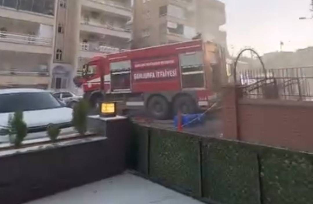 HALİLİYE’DE MEDİKAL DEPOSU ALEV ALEV YANDI! MAHALLE SOKAĞA DÖKÜLDÜ