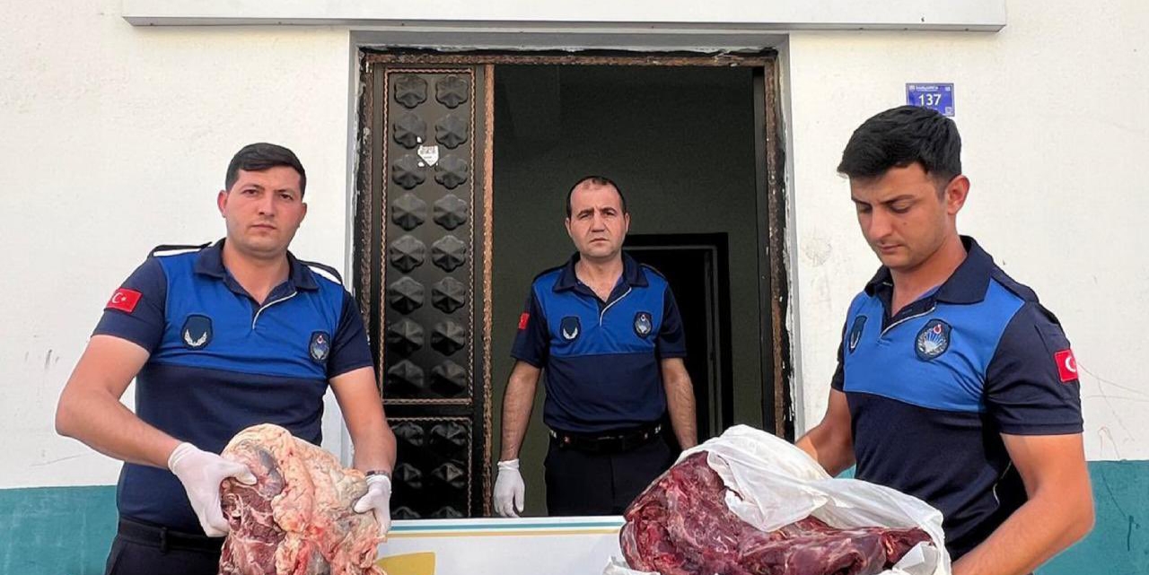 ŞANLIURFA’DA POŞETLERE SARILI KOKMUŞ ET ŞOKU: ZABITA BASKIN YAPTI!