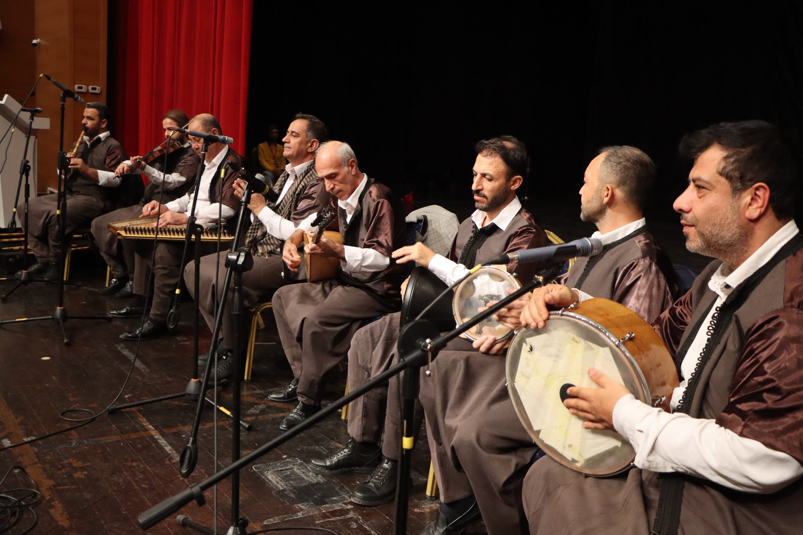 URFA EZGİLERİ BOZKIRDA YANKILANDI: MÜZİK ŞEHİRLERİ ŞANLIURFA VE KIRŞEHİR AYNI SAHNEDE BULUŞTU