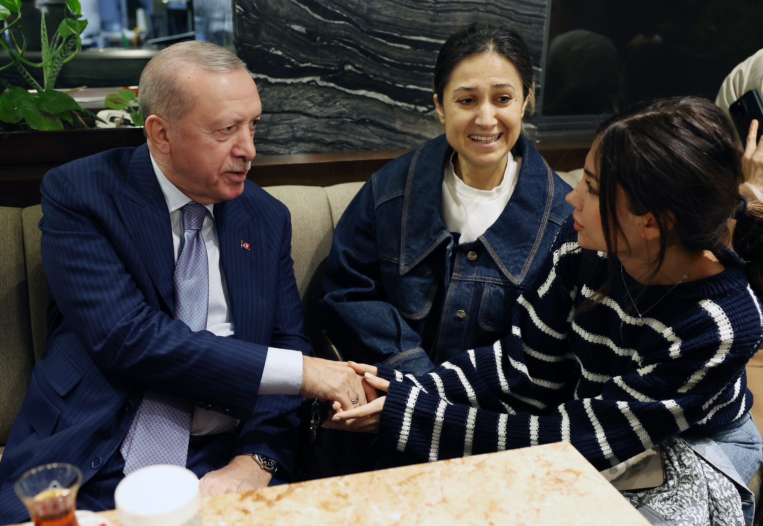 CUMHURBAŞKANI ERDOĞAN’DAN SÜRPRİZ ZİYARET! KAFEDE OTURAN VATANDAŞLARLA SOHBET ETTİ