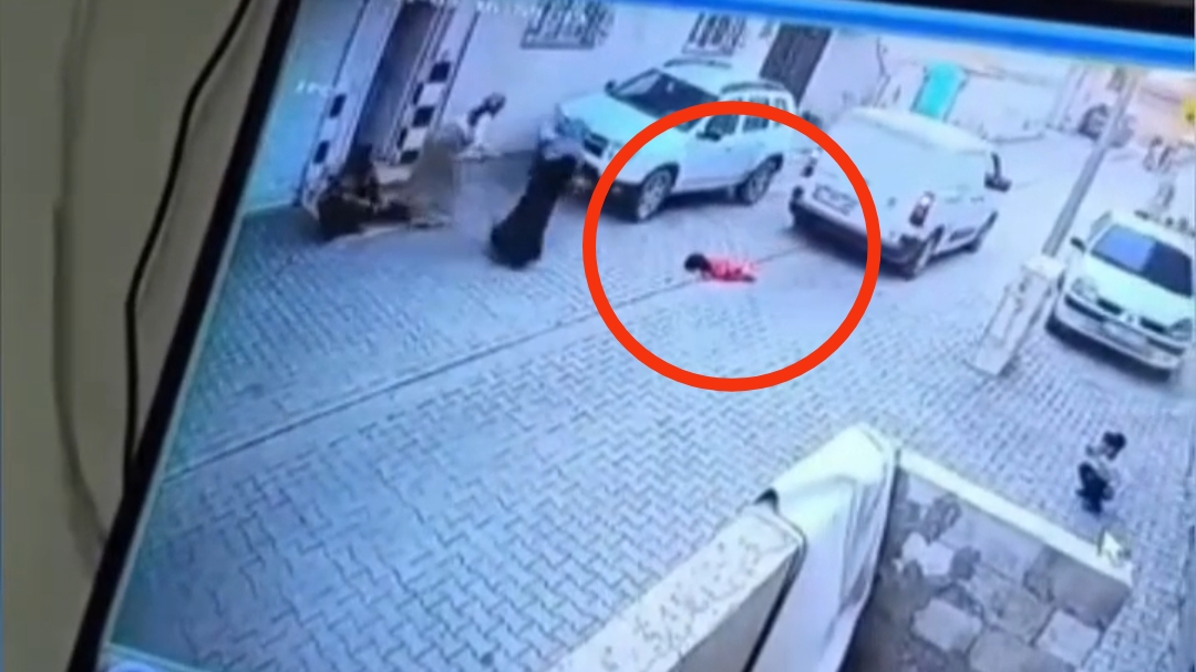 SURUÇ’TA YÜREK YAKAN KAZA: 2 YAŞINDAKİ KÜÇÜK KIZ KARGO ARACININ ALTINDA CAN VERDİ