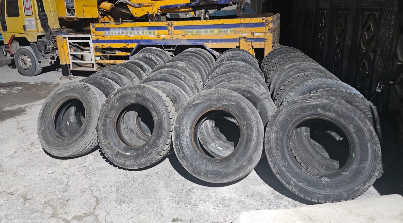 KARAKÖPRÜ’DE 450 BİN TL DEĞERİNDE SAHTE FATURALI 44 LASTİK ELE GEÇİRİLDİ