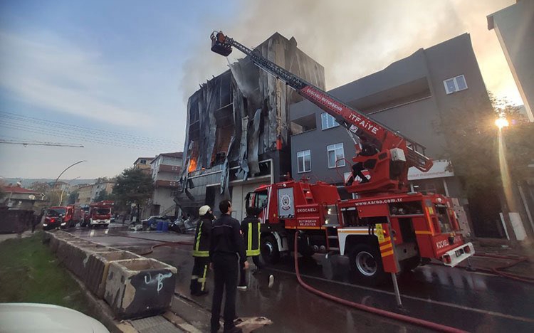 PARFÜM DEPOSUNDA FACİA! 6 KİŞİ HAYATINI KAYBETTİ, 5 YARALI VAR