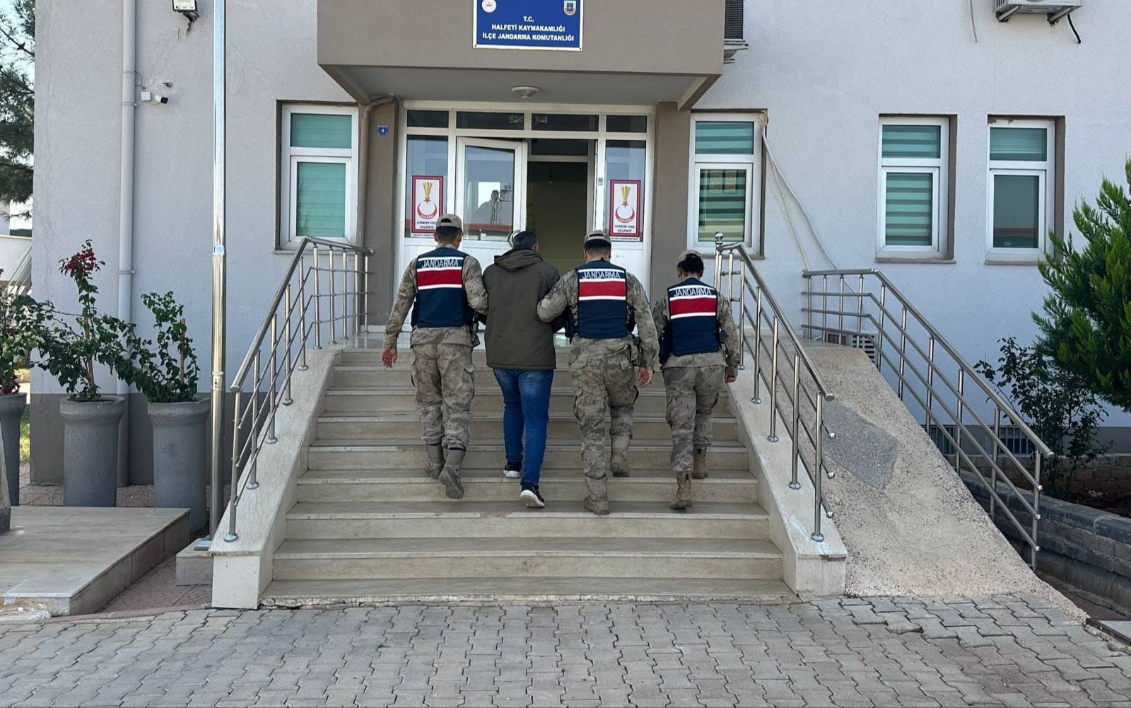10 AYDIR ARANIYORDU! HALFETİ’DE KAN DONDURAN SUÇUN FİRARİSİ YAKALANDI