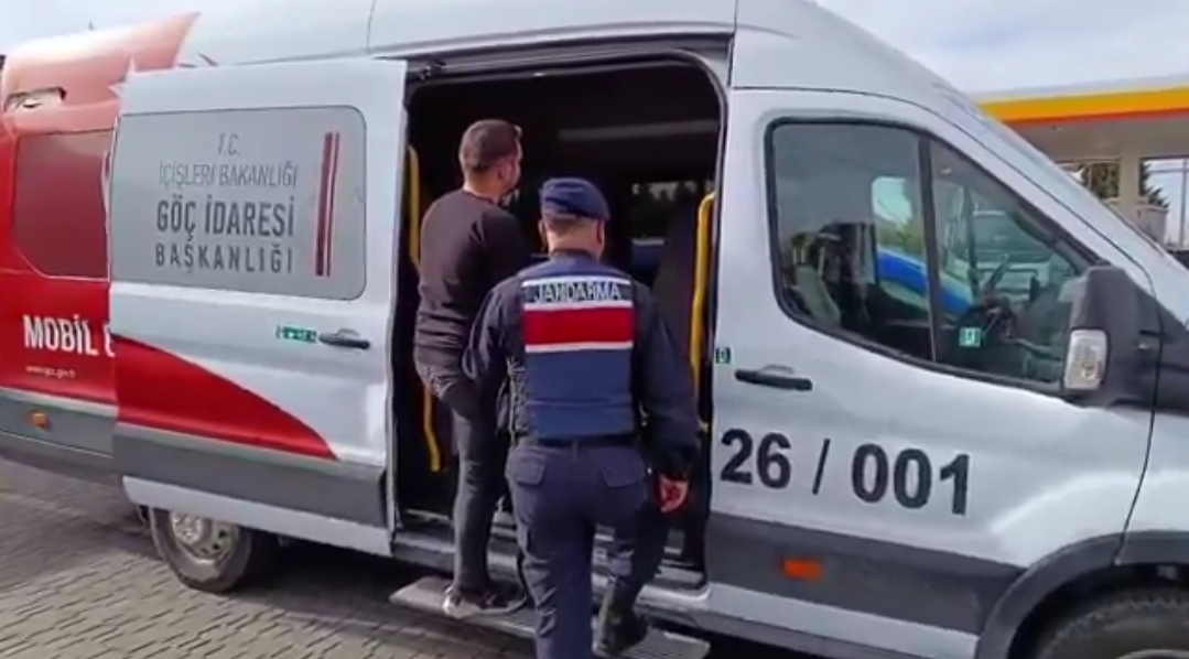 81 İLDE DEV GÖÇ OPERASYONU: YÜZLERCE DÜZENSİZ GÖÇMEN YAKALANDI