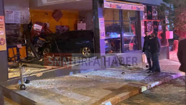 KARAKÖPRÜ’DE OTOMOBİL DÖNERCİ DÜKKANINA DALDI: 3 YARALI