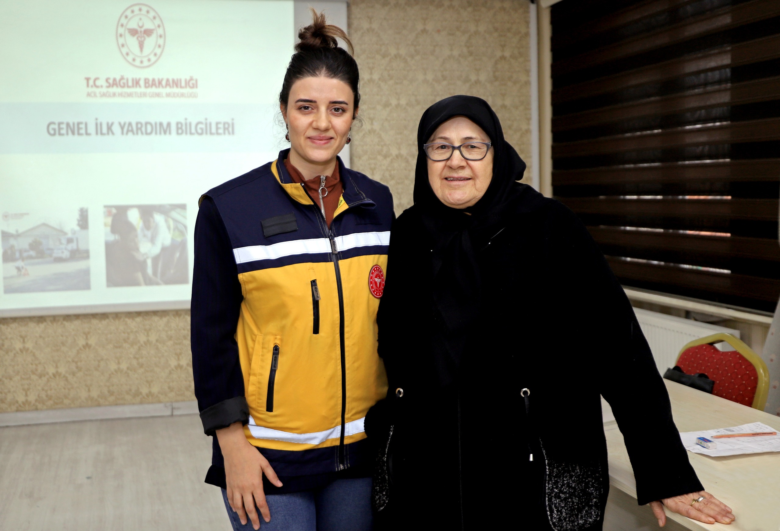 İLK YARDIMDA YAŞ ENGEL DEĞİL: 68 YAŞINDAKİ NACİYE TEYZE HERKESE ÖRNEK OLDU