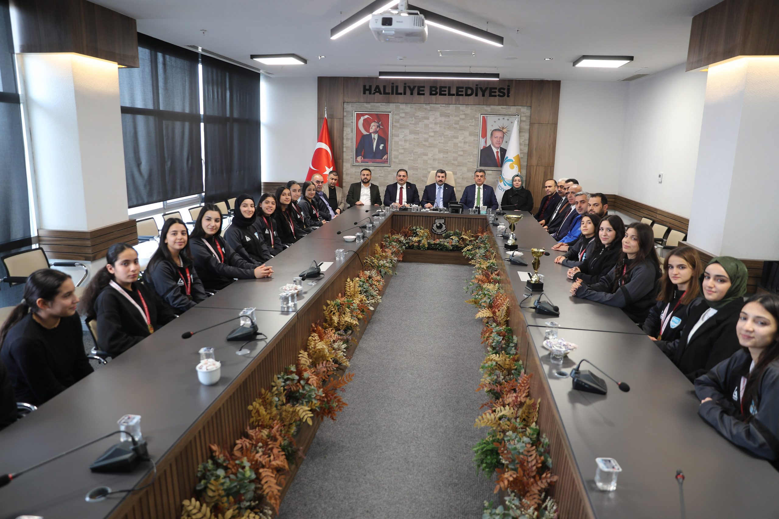 ŞAMPİYON YILDIZ KIZLARDAN BAŞKAN CANPOLAT’A ZİYARET