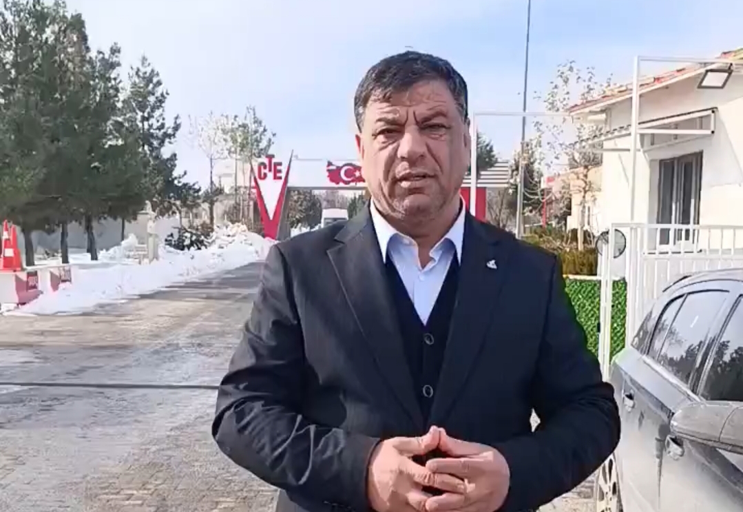 HALİL ASLAN’DAN HİLVAN CEZAEVİ ÖNÜNDE ELEKTRİK TEPKİSİ: “KADER MAHKUMLARI KARANLIĞA MAHKÛM EDİLDİ”