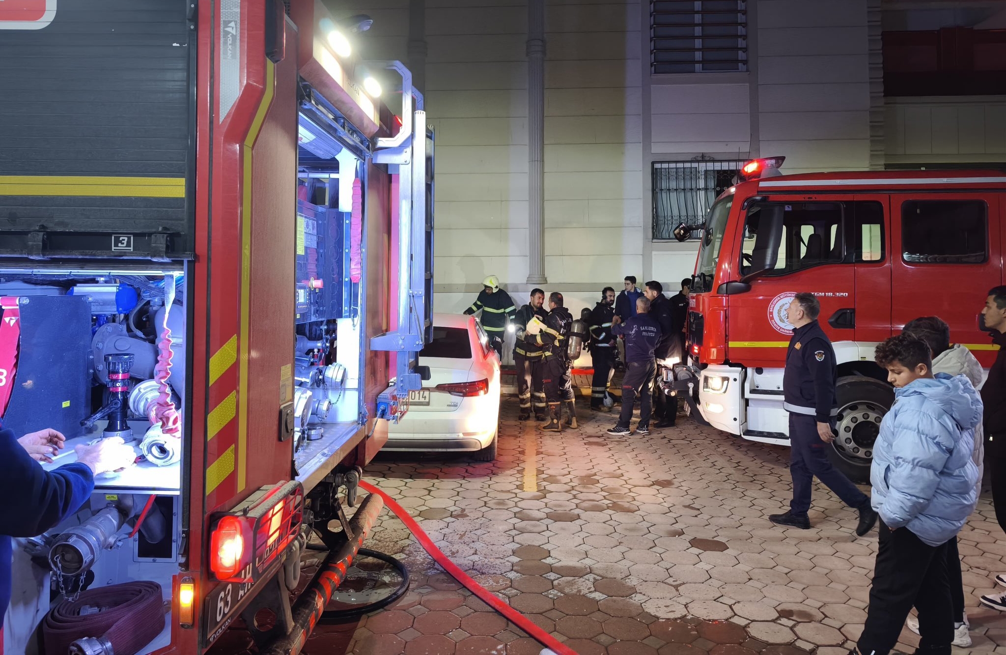 ŞANLIURFA KARAKÖPRÜ’DE APARTMAN DAİRESİNDE YANGIN PANİĞİ