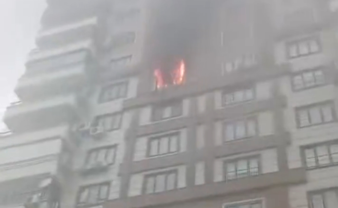 ŞANLIURFA KARAKÖPRÜ’DE 12 KATLI APARTMANDA KORKUTAN YANGIN