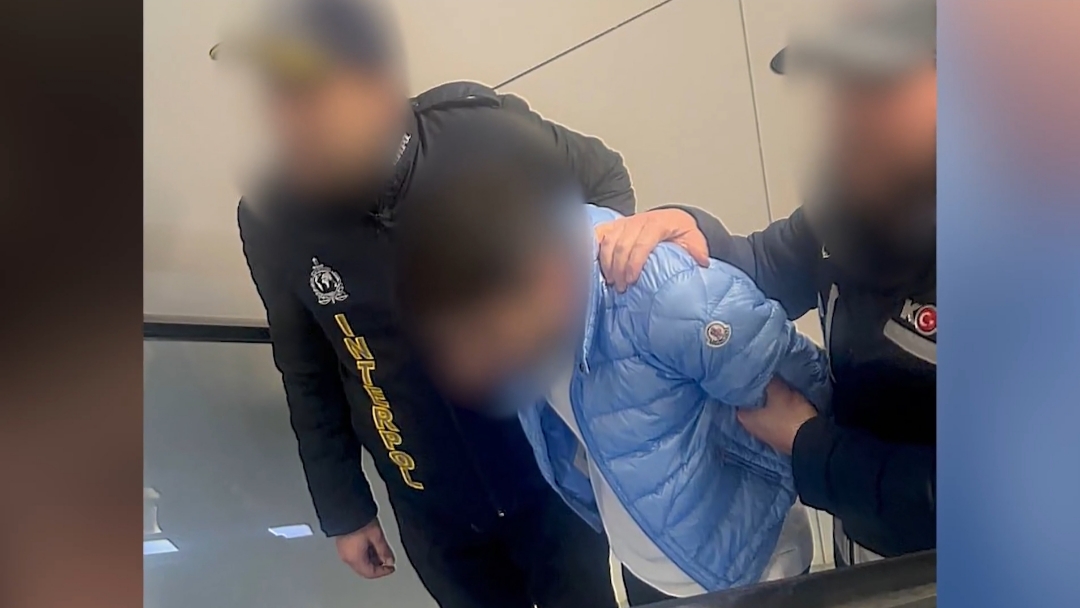 KIRMIZI BÜLTENLE ARANAN ORGANİZE SUÇ ÖRGÜTÜ YÖNETİCİSİ TÜRKİYE’YE GETİRİLDİ