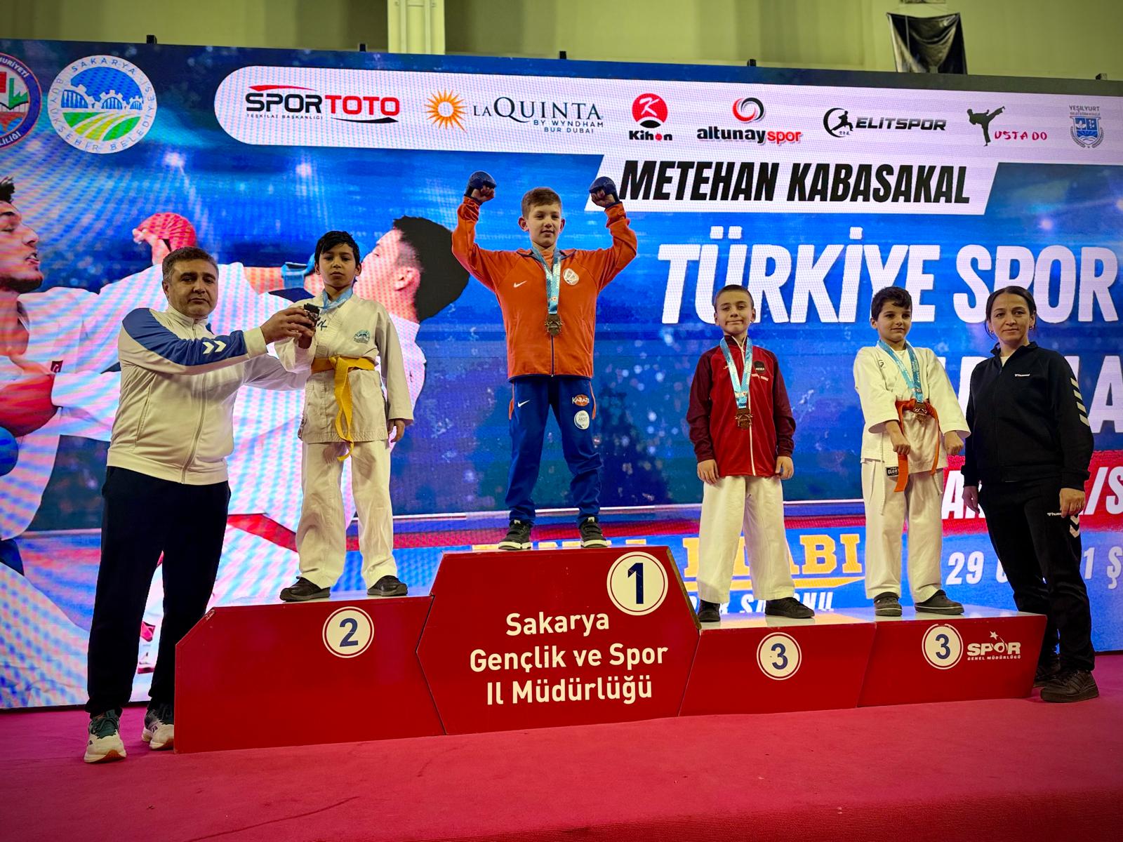EYYÜBİYELİ MİNİK KARATECİ TÜRKİYE İKİNCİSİ OLDU