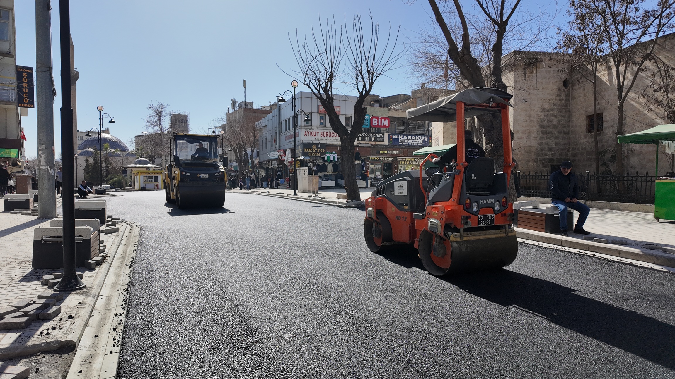 DİVANYOLU CADDESİ’NDE İLK ETAP ASFALT ÇALIŞMASI SONA ERDİ