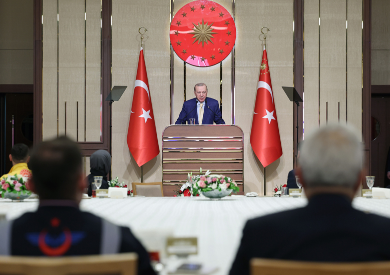 ERDOĞAN: “İŞÇİLERİMİZİN VE MEMURLARIMIZIN REFAHINI YÜKSELTMEK İÇİN DEVRİM NİTELİĞİNDE ADIMLAR ATTIK”