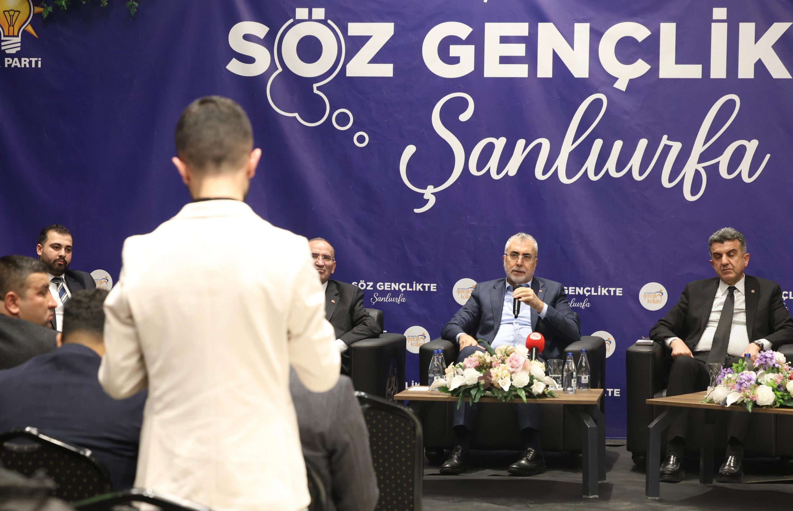 BAKAN IŞIKHAN ŞANLIURFA’DA “SÖZ GENÇLİKTE” PROGRAMINDA GENÇLERLE BULUŞTU