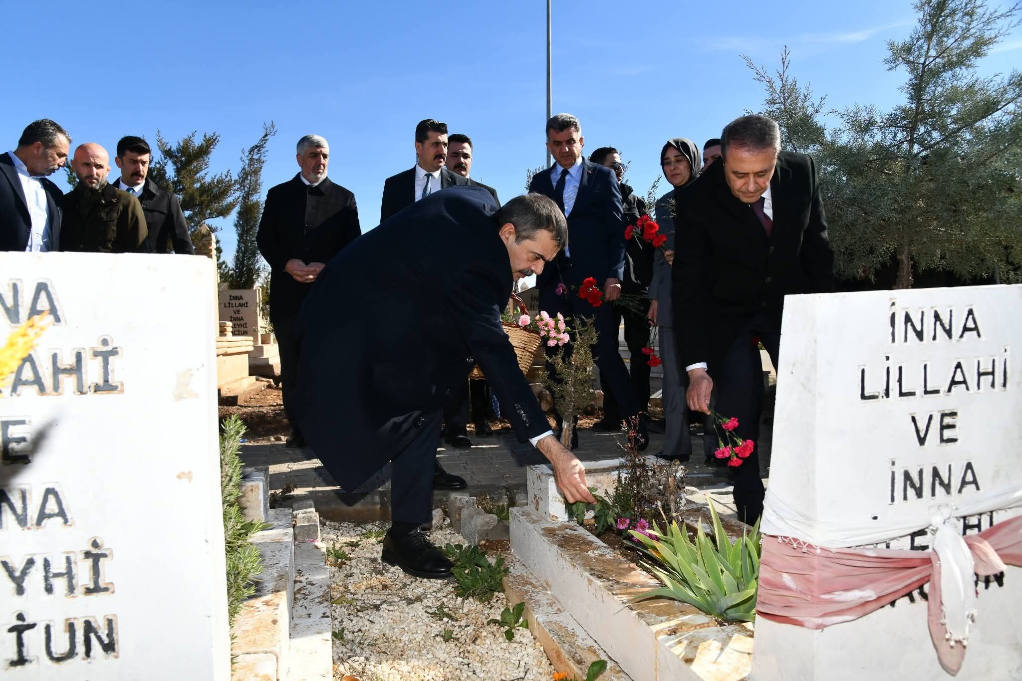 BAKAN YUSUF TEKİN ŞANLIURFA’DA DEPREM ŞEHİTLERİNN MEZARLARINI ZİYARET ETTİ