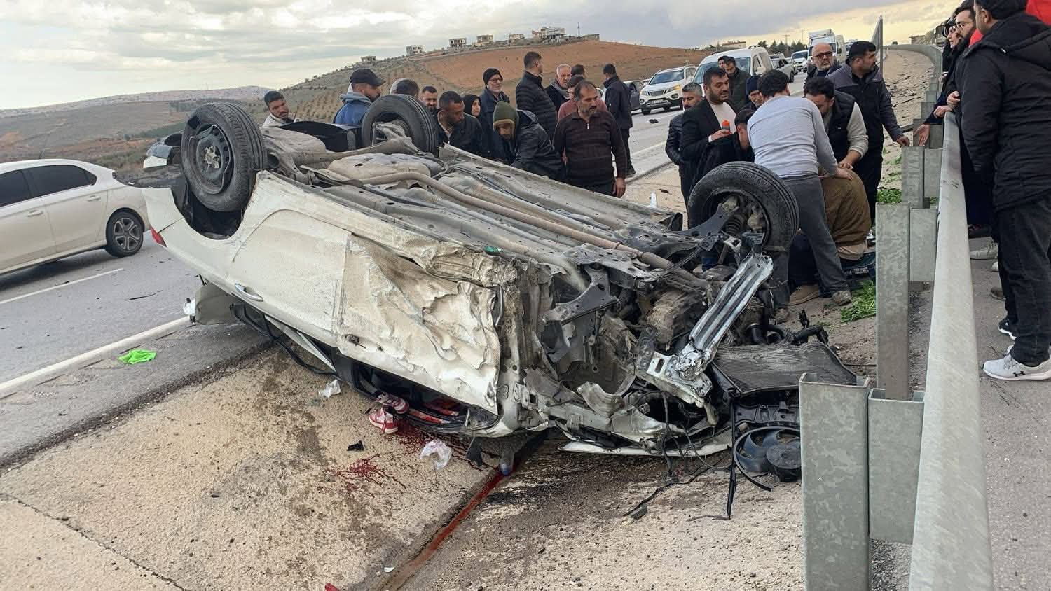 BİRECİK-NİZİP KARAYOLUNDA OTOMOBİL TAKLA ATTI: 1 YARALI