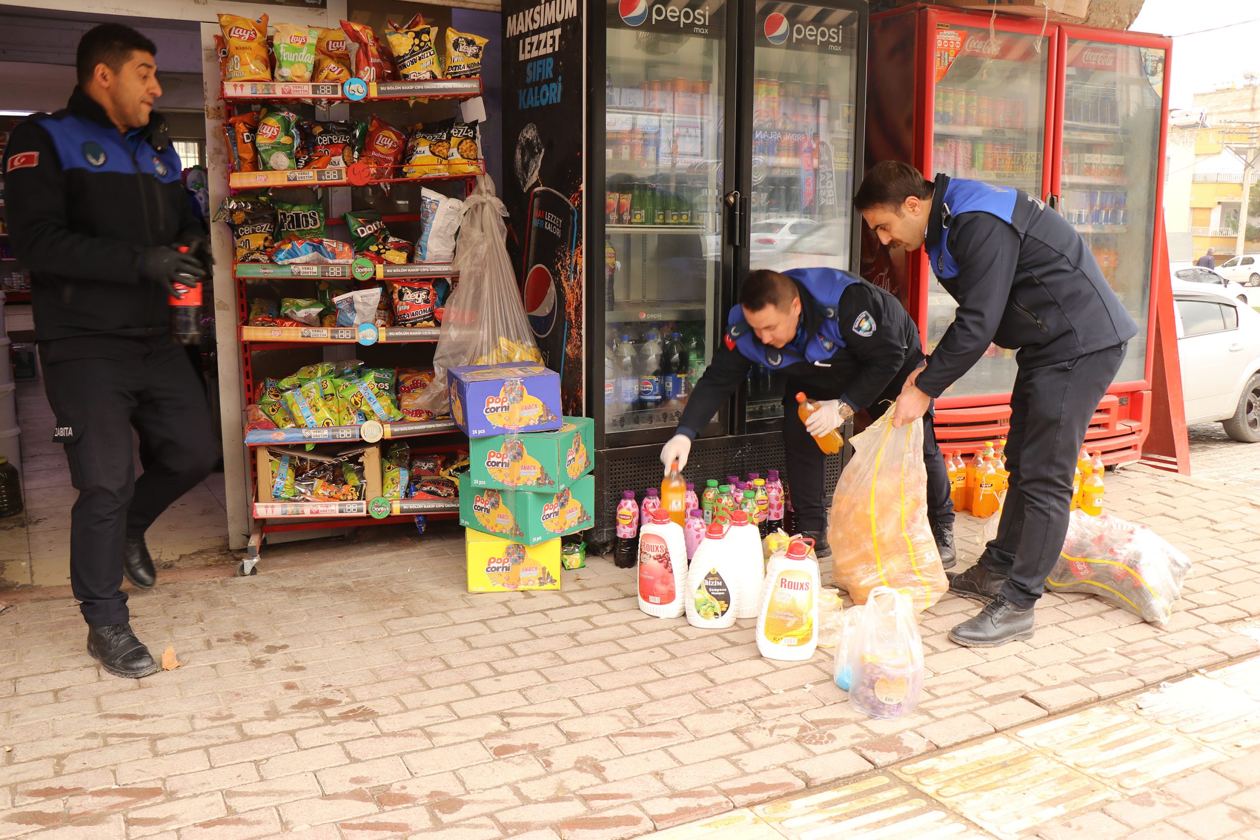 HALİLİYE’DE RAMAZAN ÖNCESİ DENETİMLERDE 3 BİN 696 ÜRÜN TOPLATILDI, 19 İŞYERİ MÜHÜRLENDİ