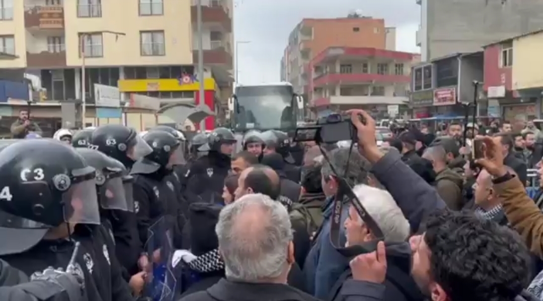 ŞANLIURFA’DA İZİNSİZ YÜRÜYÜŞE POLİS MÜDAHALESİ: 12 GÖZALTI