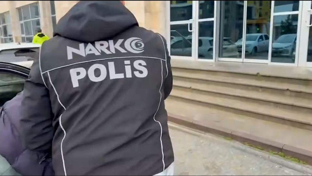 ULUSLARARASI UYUŞTURUCU TİCARETİNE DARBE: 240 KİLOGRAM SKUNK ELE GEÇİRİLDİ