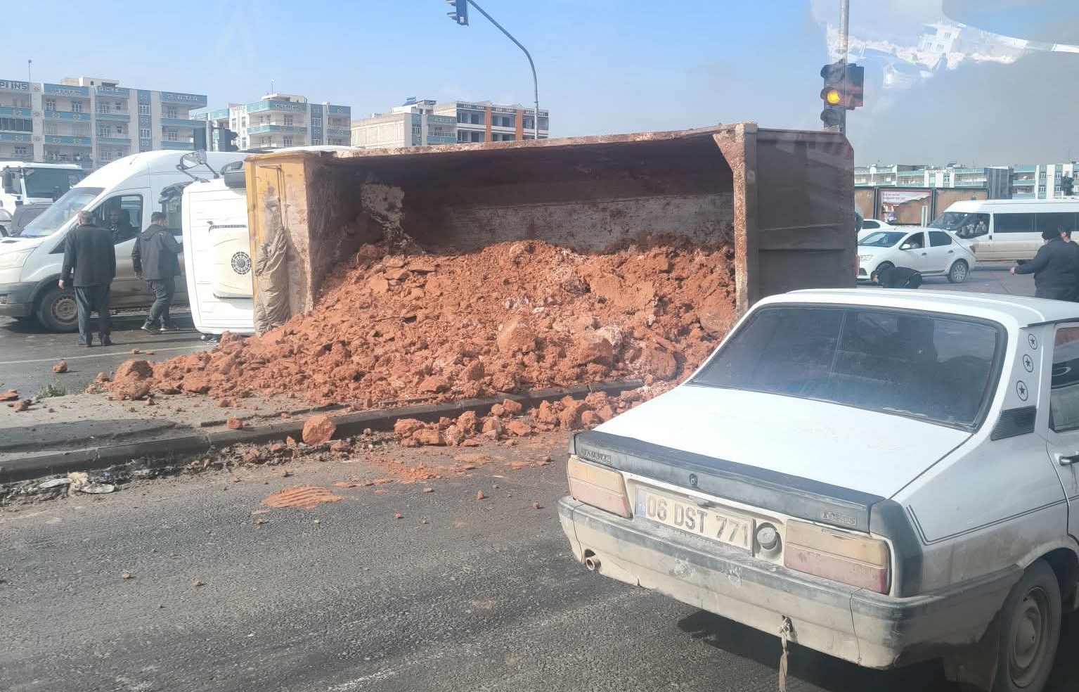 ŞANLIURFA’DA FRENİ PATLAYAN KAMYON FACİAYA NEDEN OLDU: 1 ÖLÜ, 3 YARALI