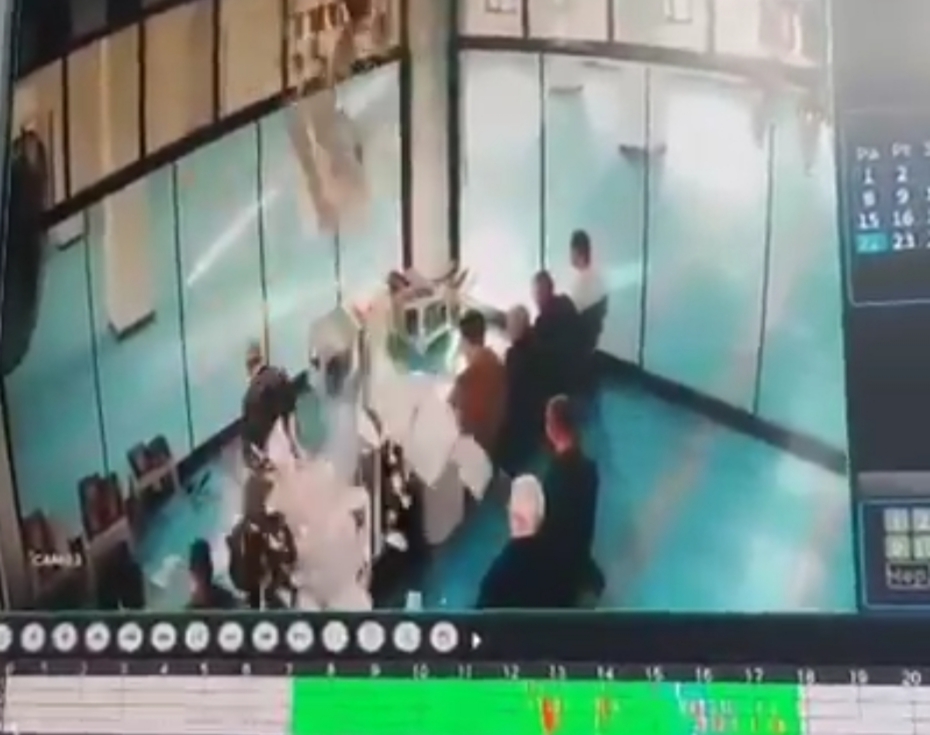 ŞANLIURFA’DA CAMİDE KORKU DOLU ANLAR! NAMAZ ESNASINDA TAVAN SIVASI CEMAATİN ÜZERİNE DÜŞTÜ
