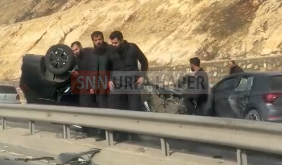EYYÜBİYE’DE KAVŞAKTA FECİ ÇARPIŞMA! 1 ARAÇ TAKLA ATTI, 4 YARALI