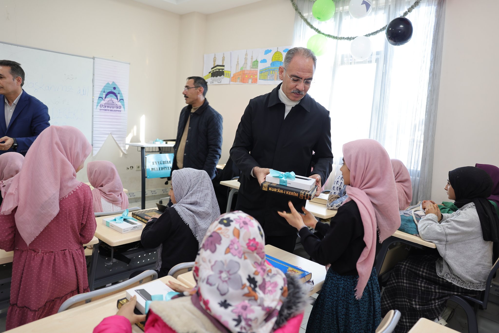 EYYÜBİYE’DE KUR’AN OKUMAYA BAŞLAYAN ÇOCUKLARA TABLET VE BAYRAM HARÇLIĞI MÜJDESİ