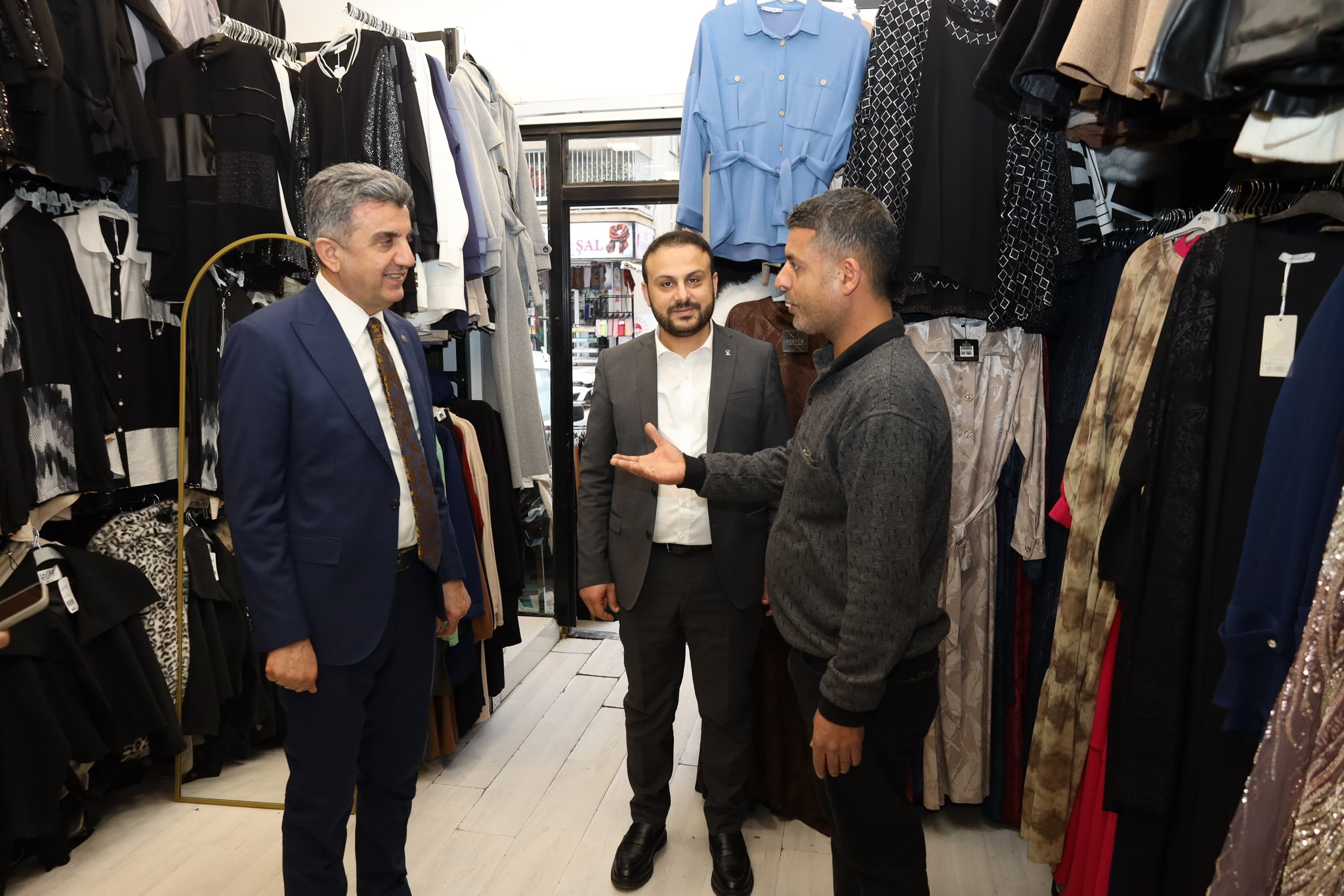 AK PARTİ ŞANLIURFA İL BAŞKANI GÜNBEGİ ESNAF ZİYARETLERİNİ SÜRDÜRÜYOR