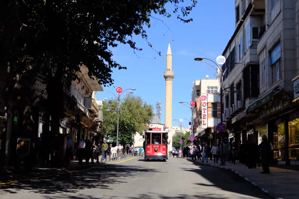 DİVANYOLU CADDESİ TRAFİĞE KAPATILIYOR: BÜYÜKŞEHİR’DEN SÜRÜCÜLERE UYARI