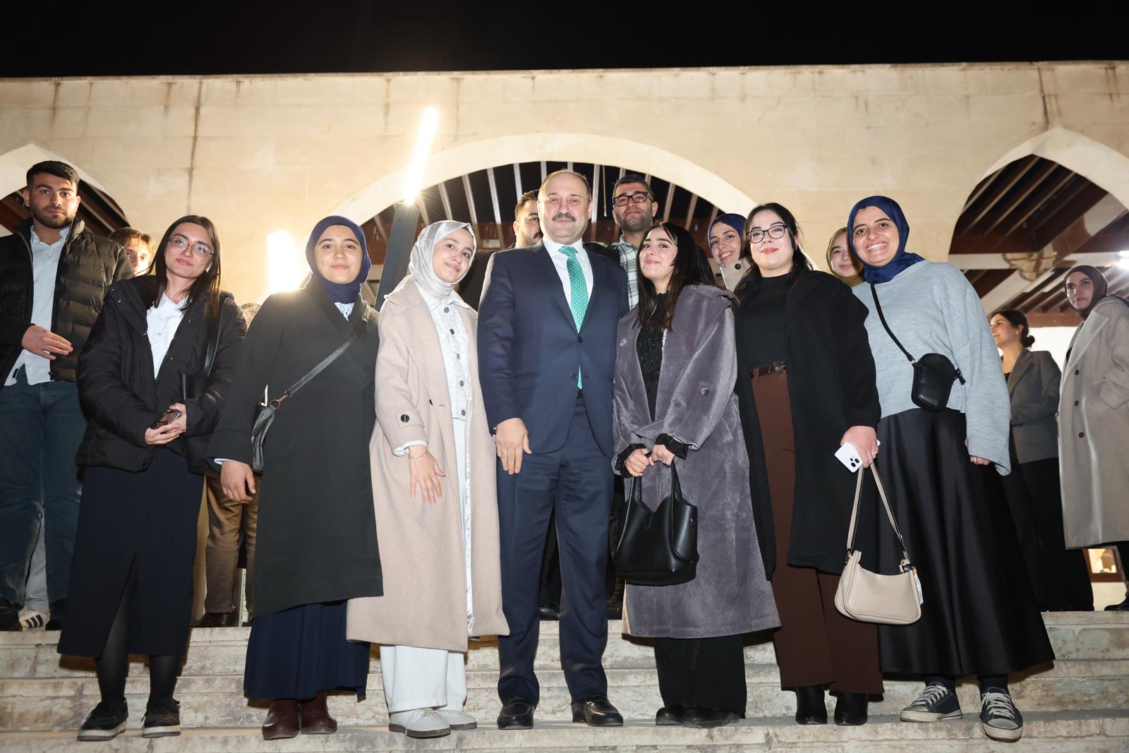 BAŞKAN GÜLPINAR GENÇLİK MECLİSİ ÜYELERİYLE İFTARDA BULUŞTU