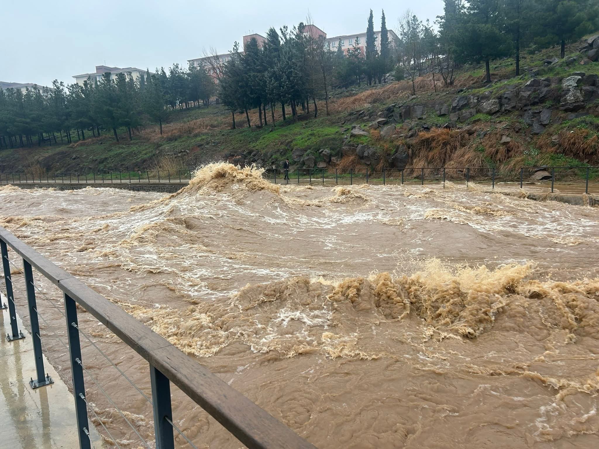 ŞANLIURFA’NIN İLÇELERİNDE EVLERİ SU BASTI, VATANDAŞLAR KEPÇELERLE KURTARILDI
