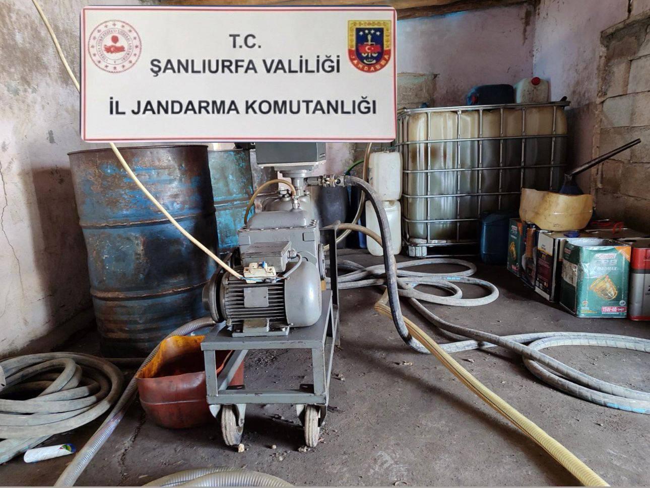 ŞANLIURFA’DA KAÇAK AKARYAKIT OPERASYONU: 1 TONDAN FAZLA YAKIT ELE GEÇİRİLDİ
