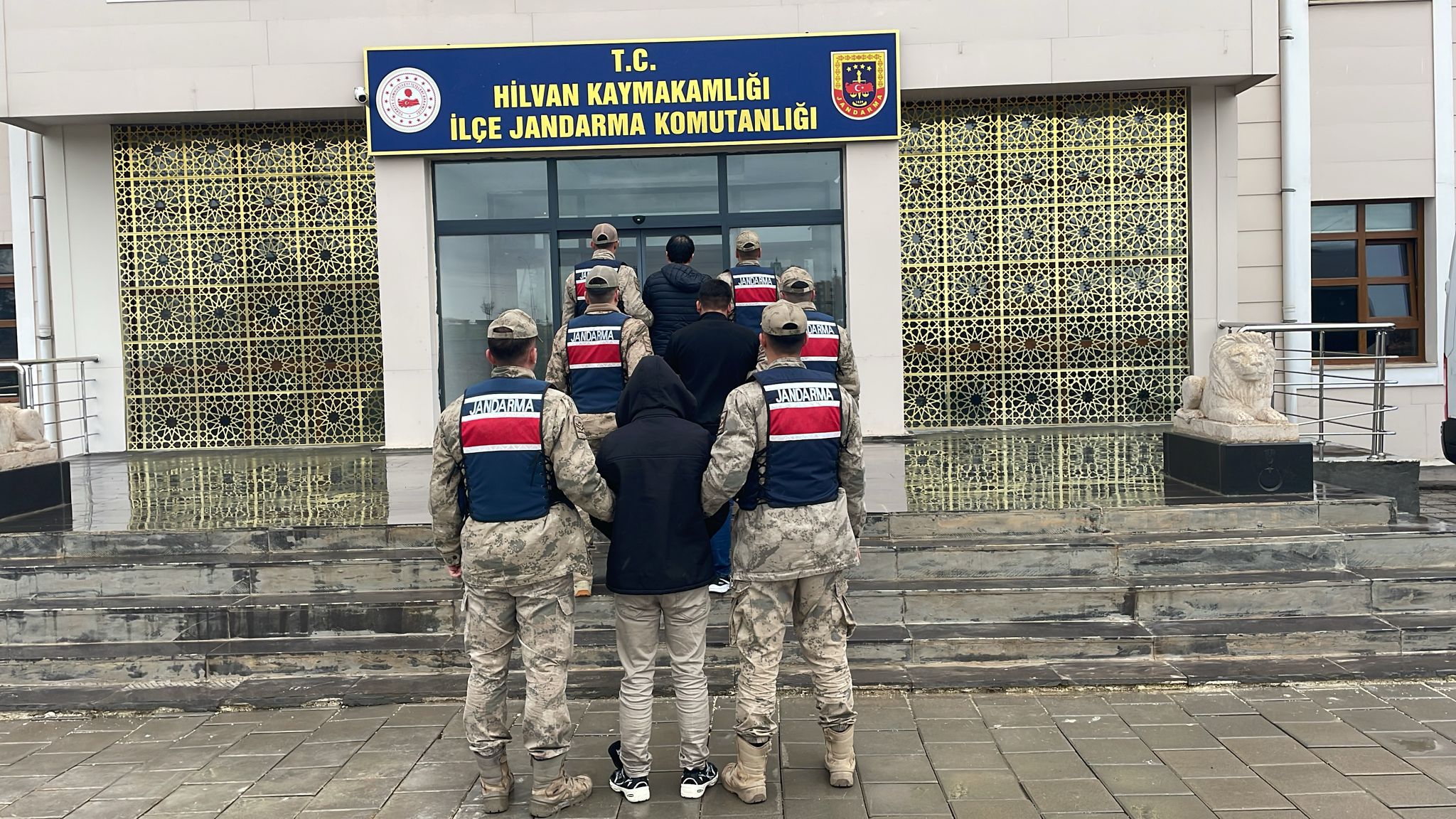 HİLVAN’DA İŞYERİNE DÜZENLENEN OPERASYONDA ÇOK MİKTARDA UYUŞTURUCU ELE GEÇİRİLDİ