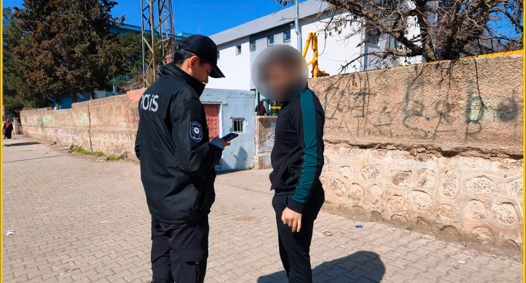 ŞANLIURFA’DA OKUL ÇEVRELERİNDE DENETİM: BİNLERCE KİŞİ SORGULANDI
