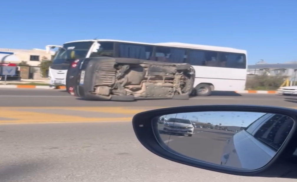 ŞANLIURFA’DA KAZA: ÇARPIŞAN ARAÇLARDAN BİRİ TERS DÖNDÜ, 1 YARALI