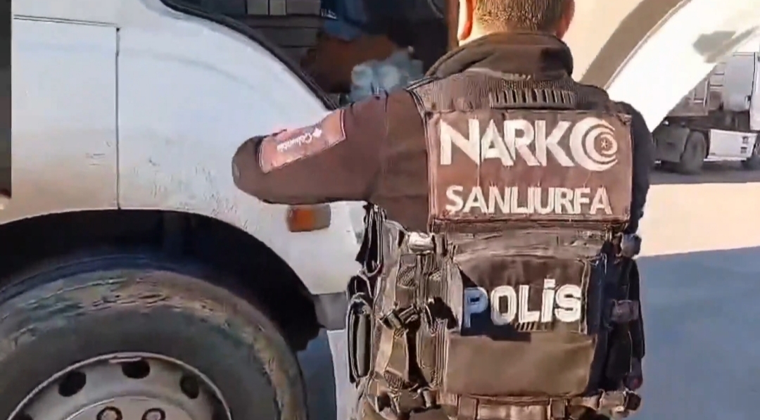 ŞANLIURFA’DA UYUŞTURUCU OPERASYONU: TIR’DA 33 KİLO SKUNK ELE GEÇİRİLDİ