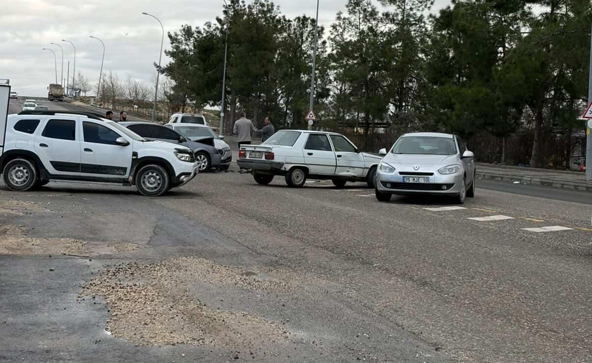 ŞANLIURFA’DA 5 ARAÇ BİRBİRİNE GİRDİ: BALIKAYAĞI BULVARI’NDA TRAFİK AKSADI