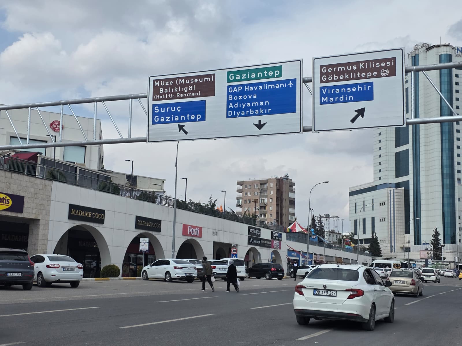 ŞANLIURFA’DA TRAFİĞİ RAHATLATACAK ÇALIŞMA: BAŞ ÜSTÜ YÖNLENDİRME LEVHALARI ARTIRILIYOR