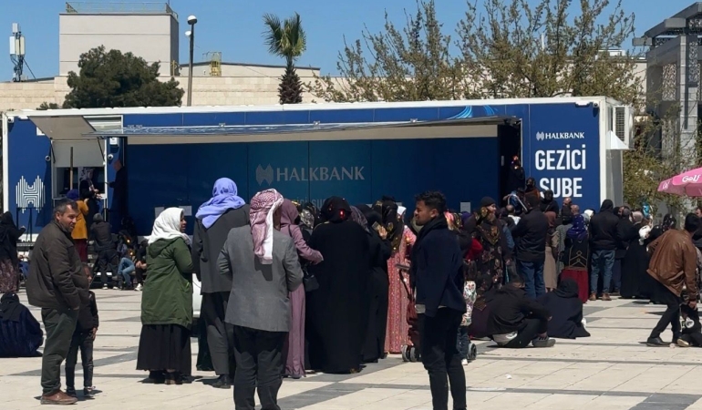 ŞANLIURFA’DA MOBİL ÇÖZÜM KUYRUKLARI ERİTEMEDİ: VATANDAŞ SAATLERCE BEKLEDİ