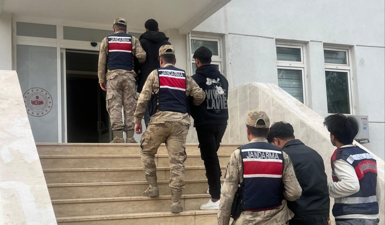 ŞANLIURFA’DA GÖÇMEN KAÇAKÇILIĞINA GEÇİT YOK: 3 ORGANİZATÖR YAKALANDI