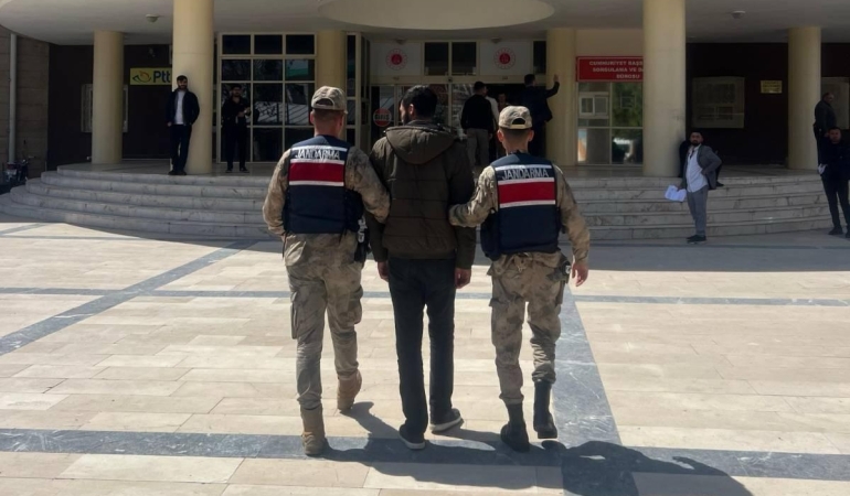 ŞANLIURFA’DA UYUŞTURUCU SUÇUNDAN ARANAN ŞAHIS YAKALANDI: 13 YIL 3 AY HAPİS CEZASI VARDI