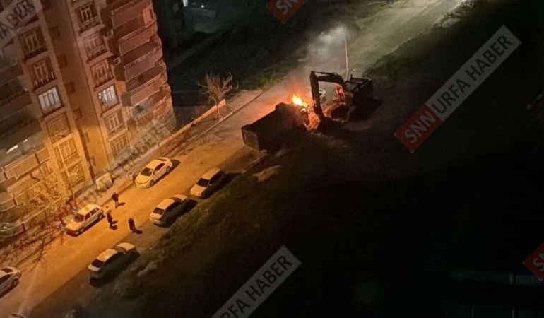 KARAKÖPRÜ’DE PARK HALİNDEKİ OTOMOBİL ALEV ALEV YANDI