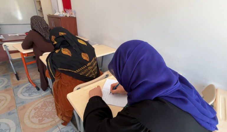 EYYÜBİYE’DE “OKUMANIN YAŞI YOK” DEDİRTEN AZİM: KADINLAR HAYATA YENİDEN TUTUNUYOR