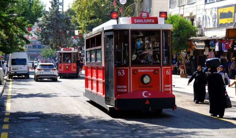DİVANYOLU CADDESİ’NDE YAZ SAATİ UYGULAMASI BAŞLIYOR