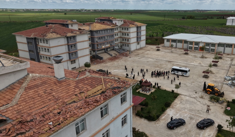 VİRANŞEHİR’DE FIRTINA SONRASI HASAR GÖREN ALANLARDA ÇALIŞMALAR ARALIKSIZ SÜRÜYOR